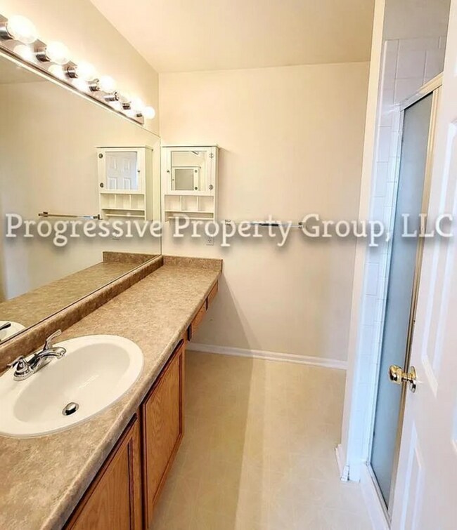 Building Photo - Beautiful 4-Bedroom Gem in the Heart of Br...