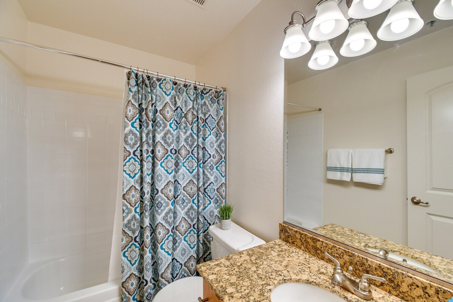 Building Photo - 2025 E Campbell Ave