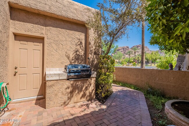 Building Photo - 4446 E Camelback Rd