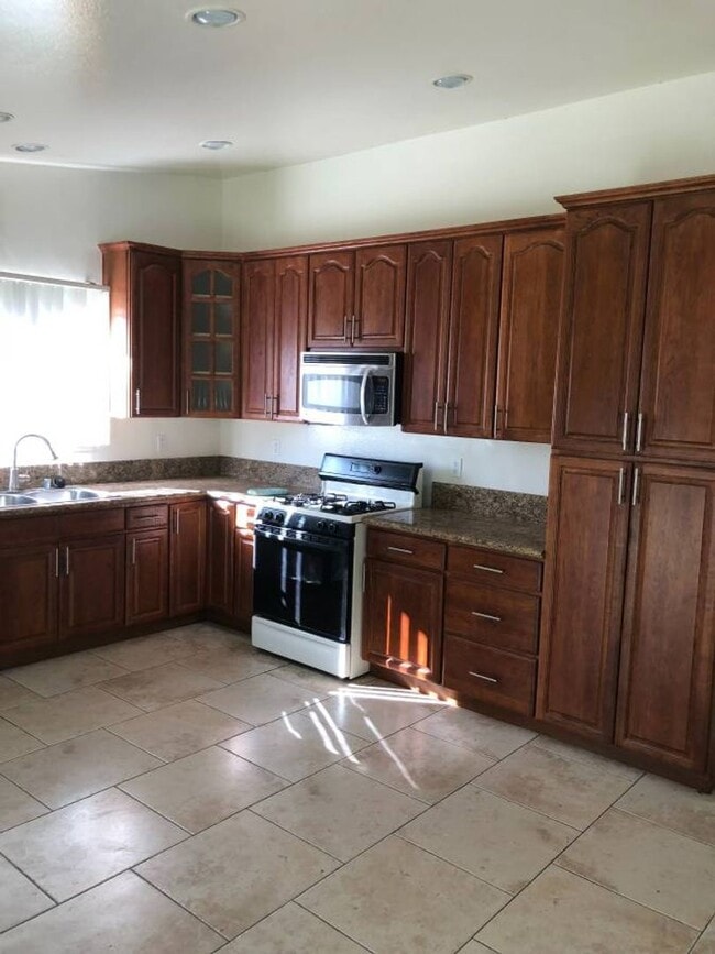 Building Photo - Moorpark 3 Bedroom 2 Full Bathroom close to Moorpark College