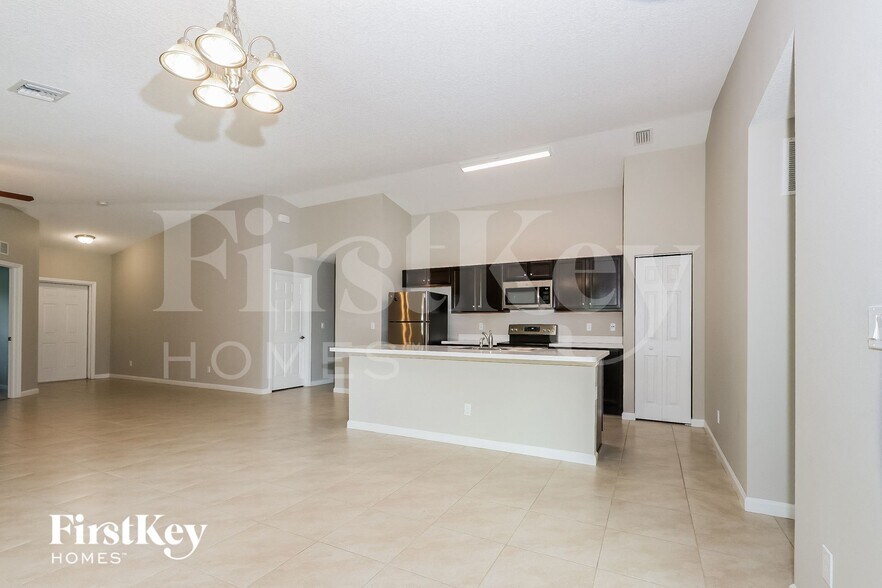 Building Photo - 1480 SW Gadsan Ave