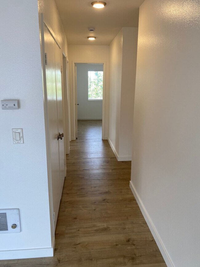 Building Photo - 2BR/2BA Upstairs Condo with Two-Car Garage