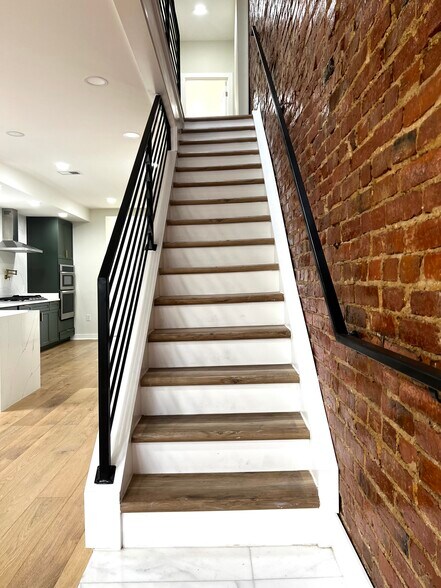 Building Photo - 116 Thomas St NW