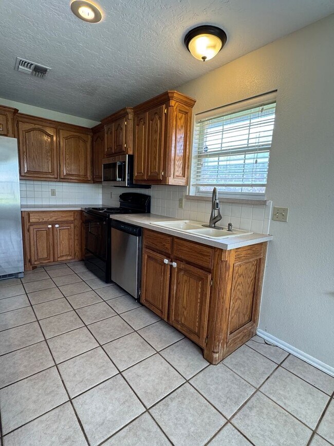 Building Photo - 4010 SE Camelot Dr