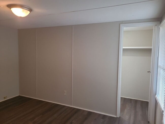 Building Photo - 3 Bedroom 2 Bathroom with a partially fenc...