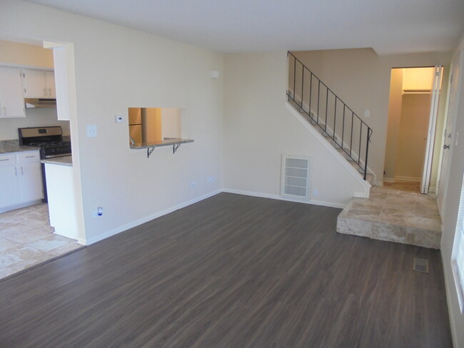 Building Photo - 302 Teak Ln