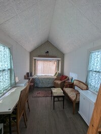 Building Photo - 16 Pine St