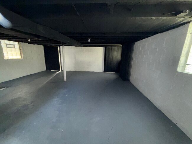 Building Photo - 146 Bondie St