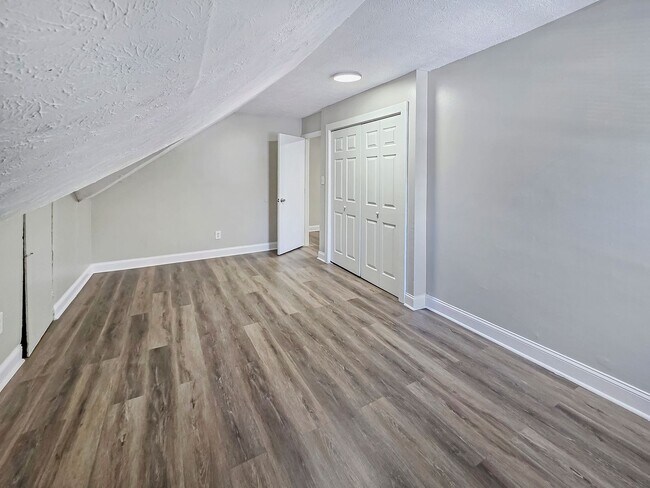 Building Photo - Beautifully Renovated 4 Bedroom Home in th...