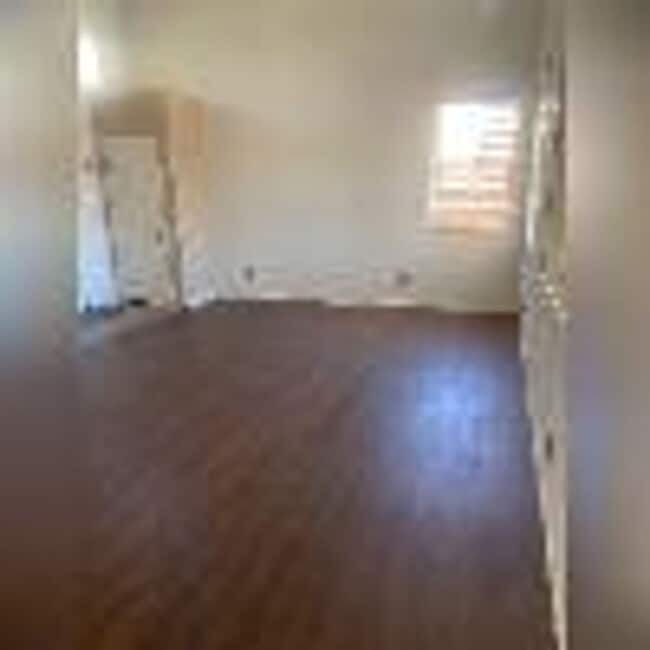 Building Photo - 4 Bedroom, 2 1/2 Bath Available Now!