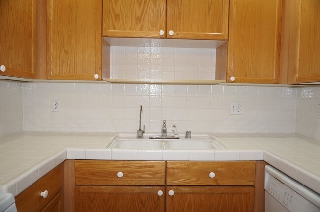 Building Photo - Amazing 2 BD 2 BA Condo in a Gated Community