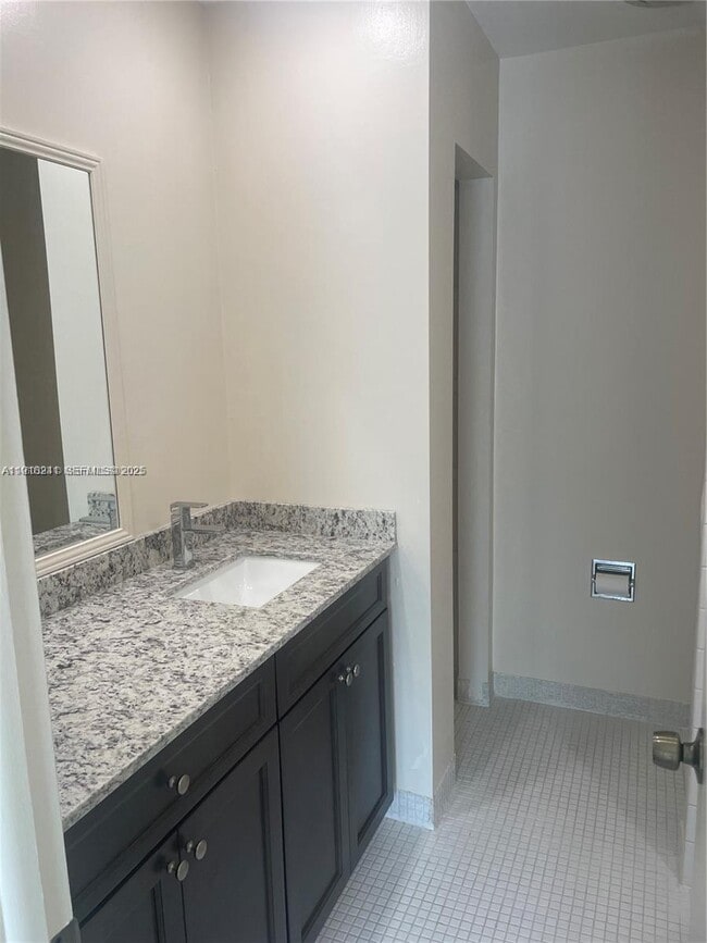 Building Photo - 10784 N Kendall Dr