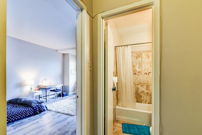 Building Photo - Spacious & Bright Studio at River Place East