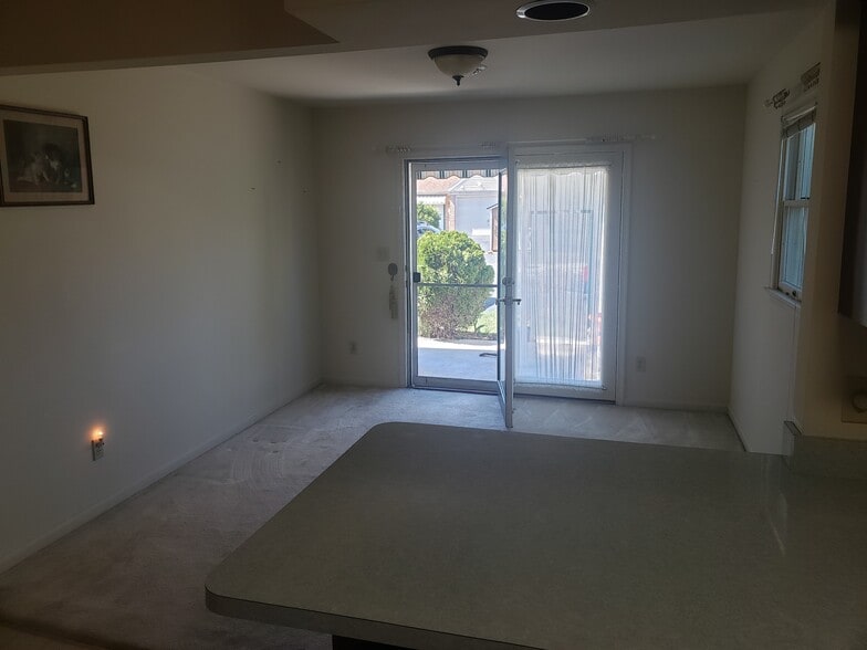 Building Photo - 10 Brookline Ct