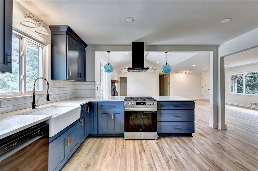 Building Photo - 6085 Glenridge Dr