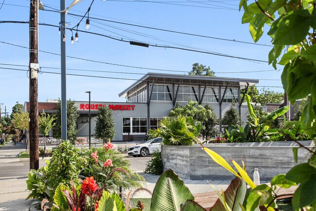 Building Photo - 2421 Valence- right