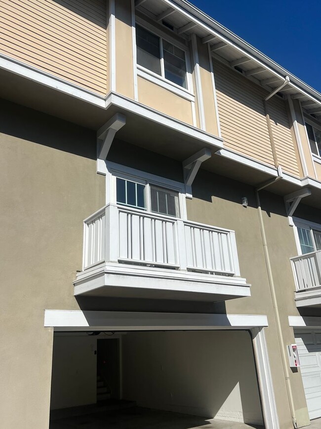 Building Photo - Modern 2-Bed, 2.5-Bath Townhome in Gardena...