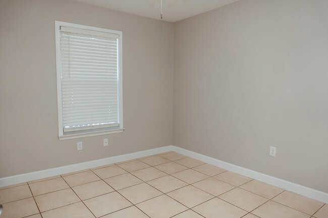 Building Photo - 309 Green Oak Dr
