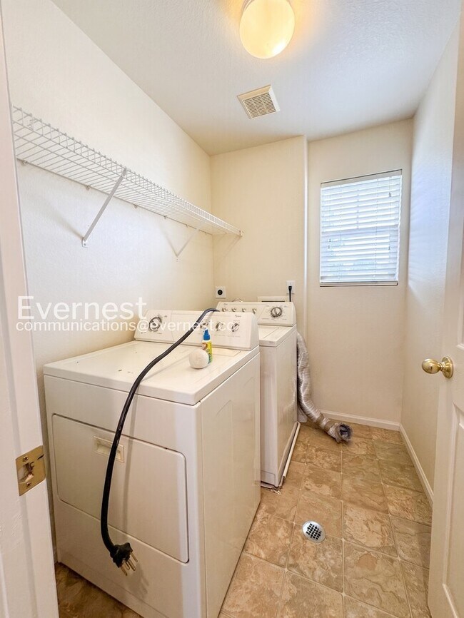 Building Photo - 3 Bed/2.5 Bath Home with Fenced Yard & Garage / Available Now!