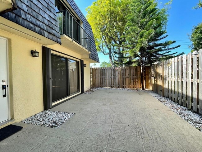 Building Photo - 221 Lake Arbor Dr
