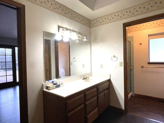 Building Photo - 3 bedroom 3 bath plus a large room downstairs in Lake Wildwood, Penn Valley, CA