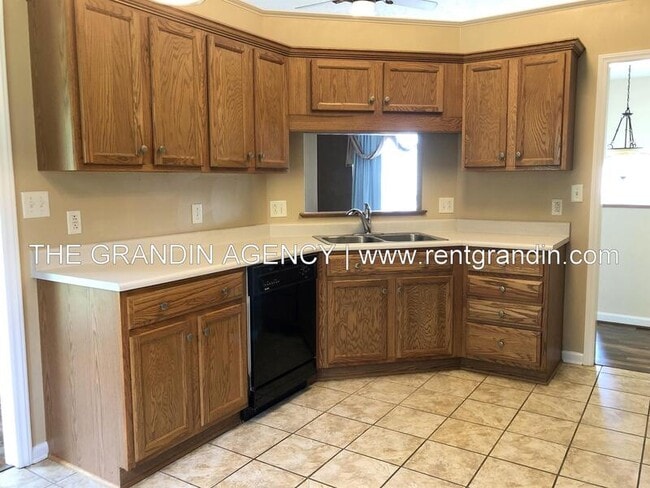 Building Photo - 1811 Meadows Ct