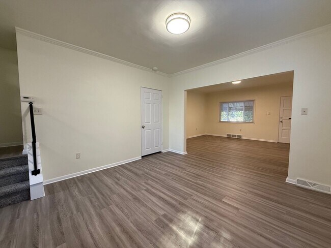 Building Photo - Newly updated 2BR house with yard, off str...