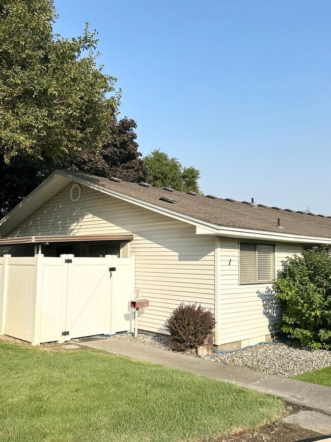 Building Photo - For Rent – 4302 W Kennewick Ave #1