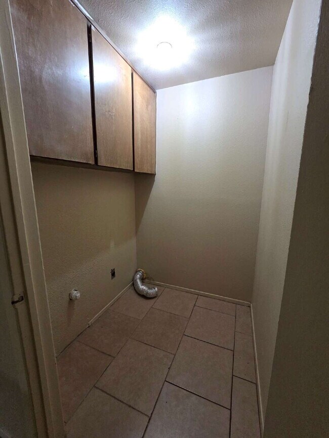 Building Photo - "Charming 2-Bed Sanctuary with Guest Suite in Weatherford – Your Cozy Retreat Awaits!"