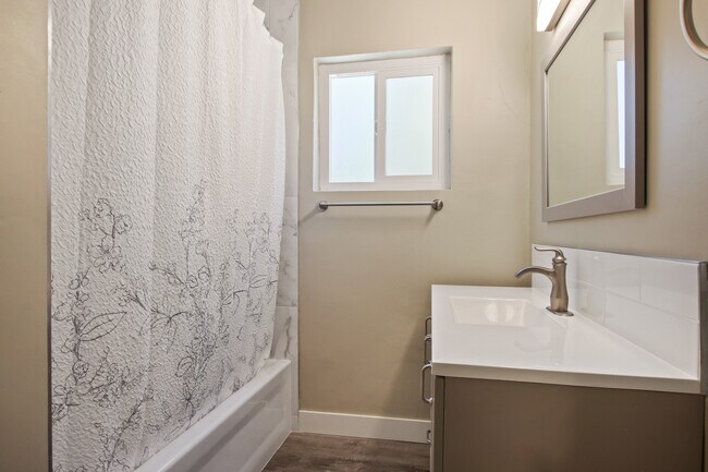 Building Photo - 11016 Kittridge St