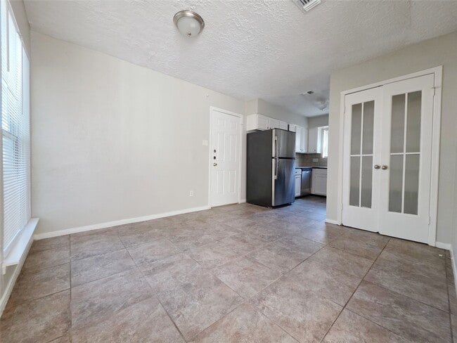 Building Photo - 2046 Lexington Woods Dr