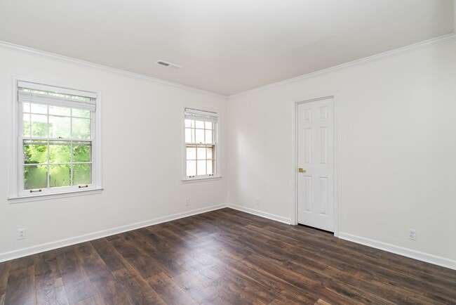 Building Photo - Newly Renovated 2-Bedroom Townhome in the Heart of Green Hills