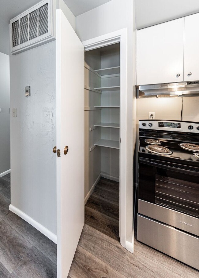 Building Photo - Newly Remodeled 3 Bedroom Home in Central Location