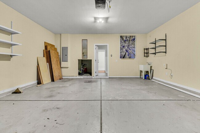 Building Photo - 5 Bedroom 3 Bath Home Located in Sophia Landing in Goose Creek