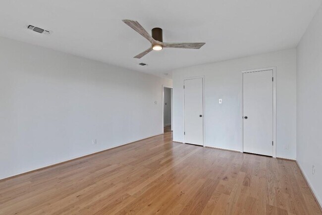 Building Photo - 103 Comet