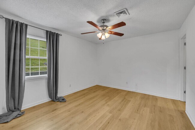 Building Photo - Spotless home in the most convenient locat...