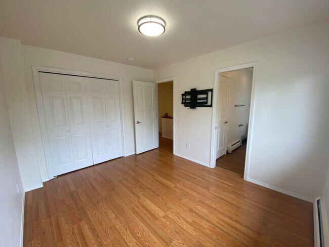 Building Photo - A 3 bed, 2.5 bath home that has been meticulously well kept!