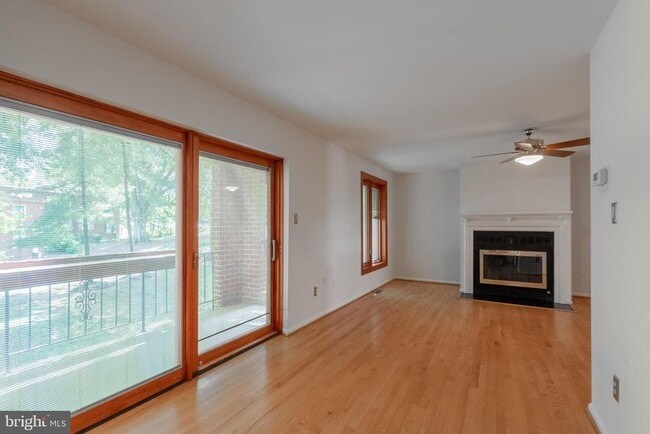 Building Photo - 1809 N Uhle St