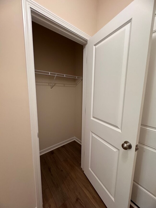 Building Photo - 3BR 2.5BA Townhome