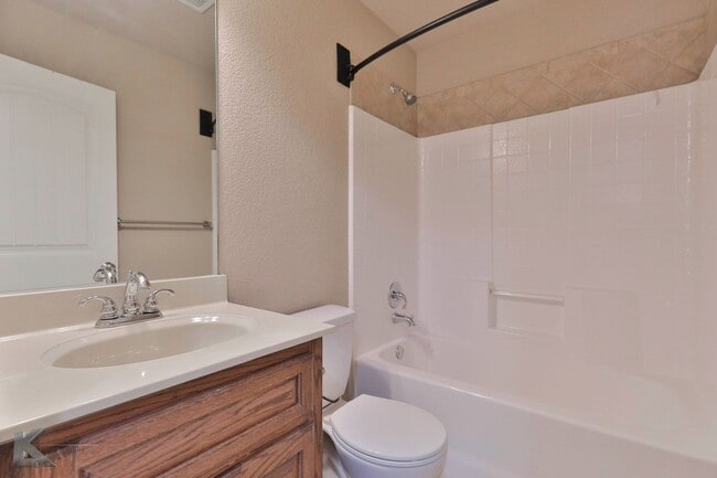 Building Photo - 4 bed 2 bath; newer carpet!