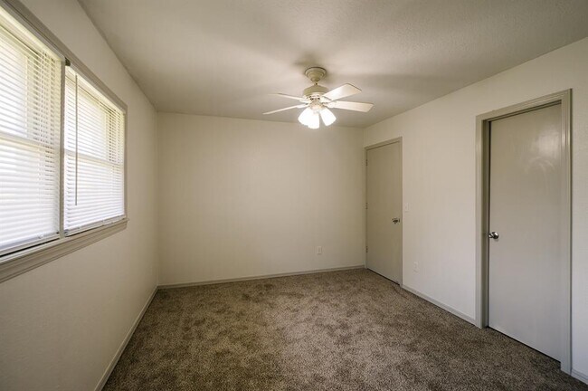 Building Photo - 3215 Woodsboro Dr