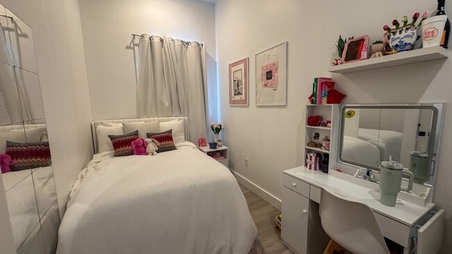 Building Photo - Oak Street 3 Bedroom - Half Block From Campus! Text (510)-631-1171 for more info!