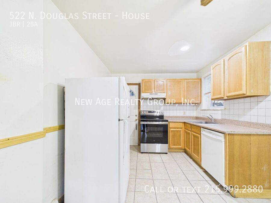 Building Photo - 522 N Douglas St