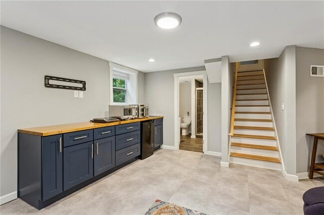 Building Photo - 720 Brookline Dr SE