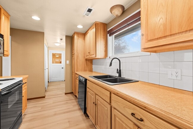 Building Photo - South Hill cute 2 Bed 1 Bath rancher with covered entertaining patio