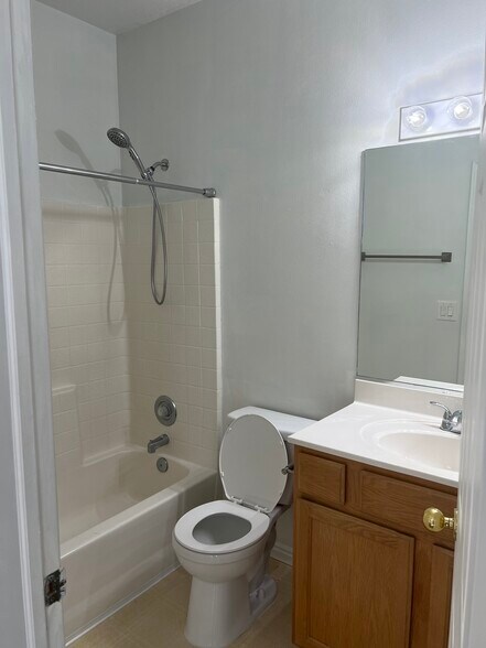 Building Photo - 4146 NE Pinion Cir