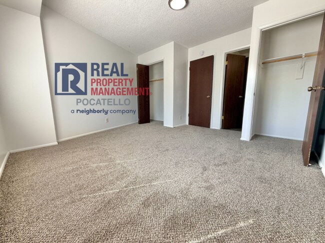 Building Photo - 3 bedroom 1.5 bath townhouse - 2 car carport