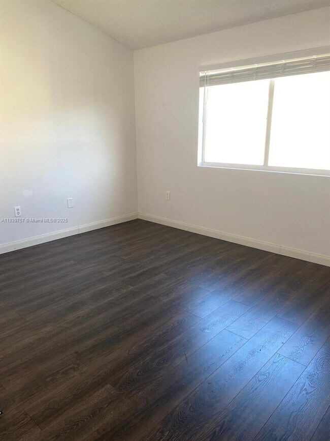 Building Photo - 6215 SW Kendale Lakes Cir