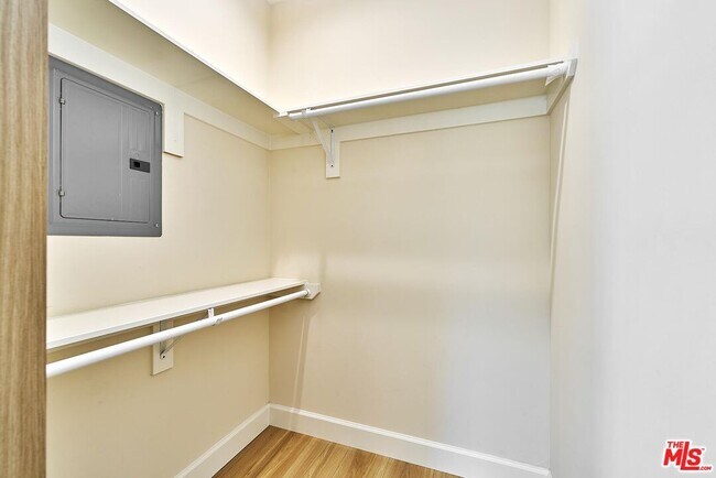 Building Photo - 823 Lorraine Blvd