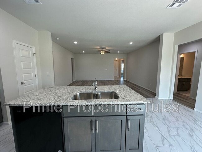 Building Photo - 13441 S 72nd Ct E